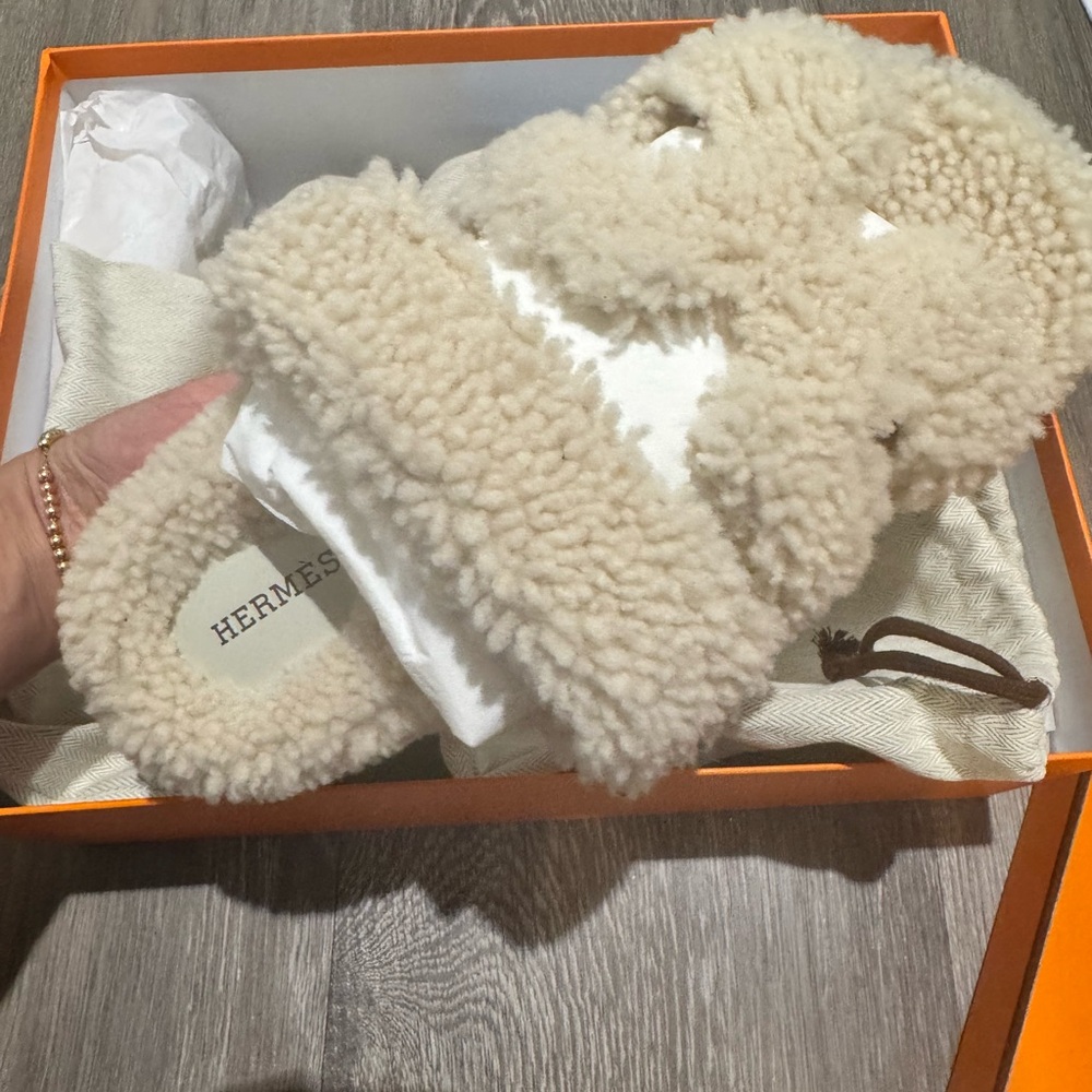 New) Hermes Chypre Cream Shearling Sandals - Picture 1 of 10